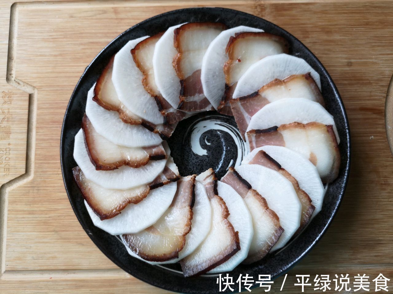 把腊肉跟萝卜搭配在一起,上锅一蒸,肥而不腻真健康