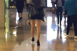 |搞笑GIF:吃货吃东西时是不需要掩饰的,女汉子一枚