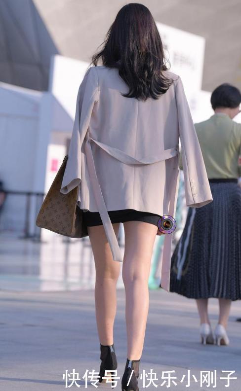 黑色|黑色紧身裙,搭配西装外套和短靴,时髦又显职业女性气质