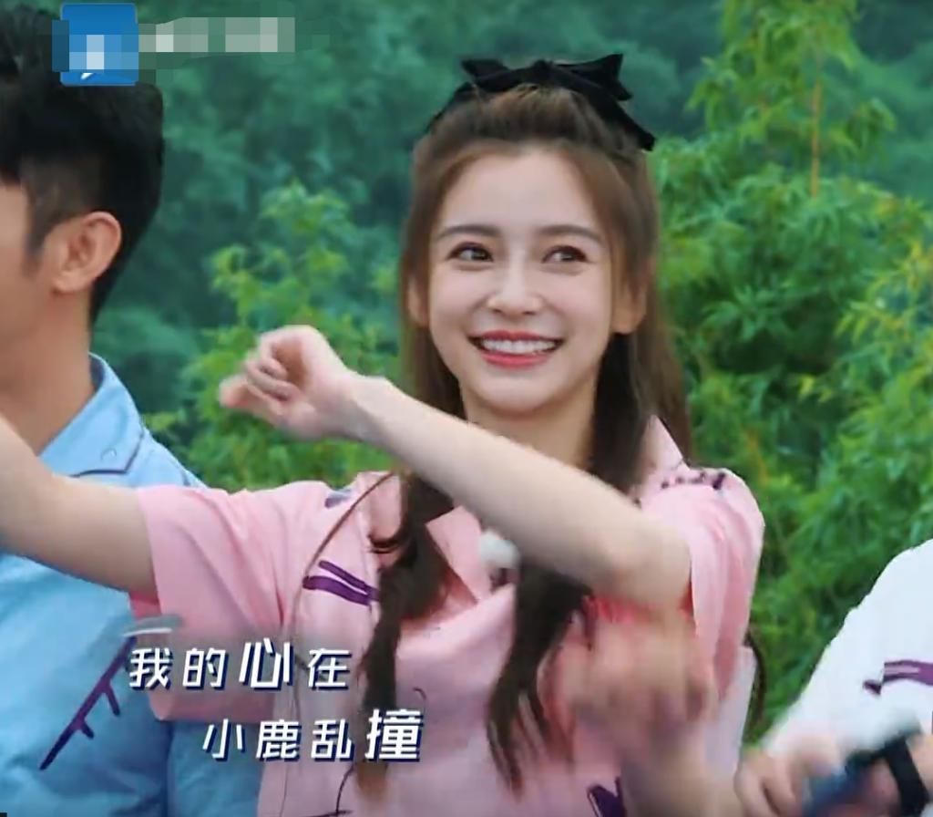 奔跑团|蔡徐坤略过baby，把玫瑰花给沙溢以为没事，谁知baby手部举动真实了