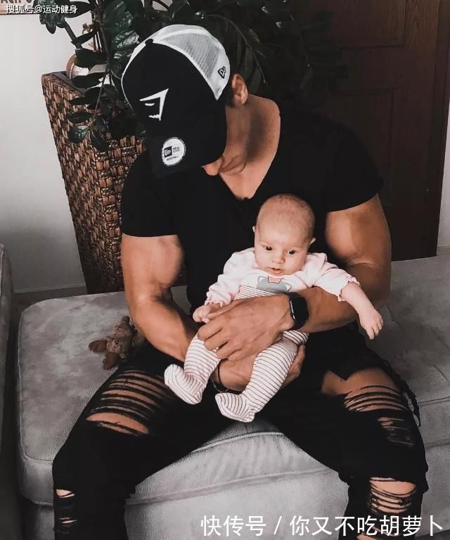 撸铁|臂围45cm，二头肌似小山包的猛汉奶爸，还自带肌肉抽筋绝活