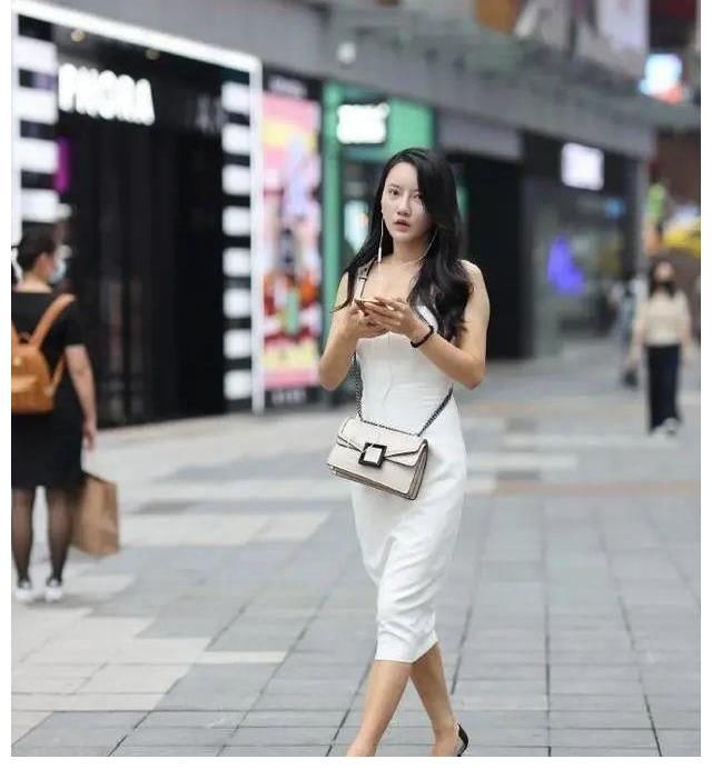 穿搭|时尚穿搭：紧身白色连衣裙，搭配简约黑高跟，充分发挥优雅气质感