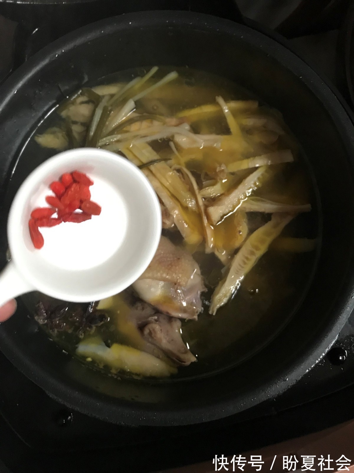 家人|鸡汤这样煲才好喝,食材简单,学会了以后做给家人吃