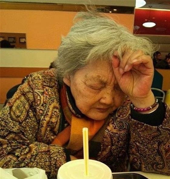 犊子|“喝你一口可乐怎么了?”奶奶护犊子,小哥机智应对,路人:活该