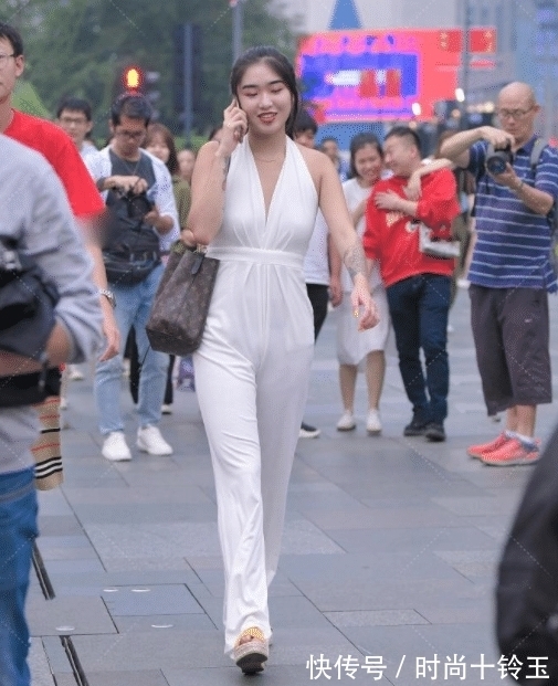 减龄 一身白色的穿搭，清新减龄，尽显洁白无瑕的气息