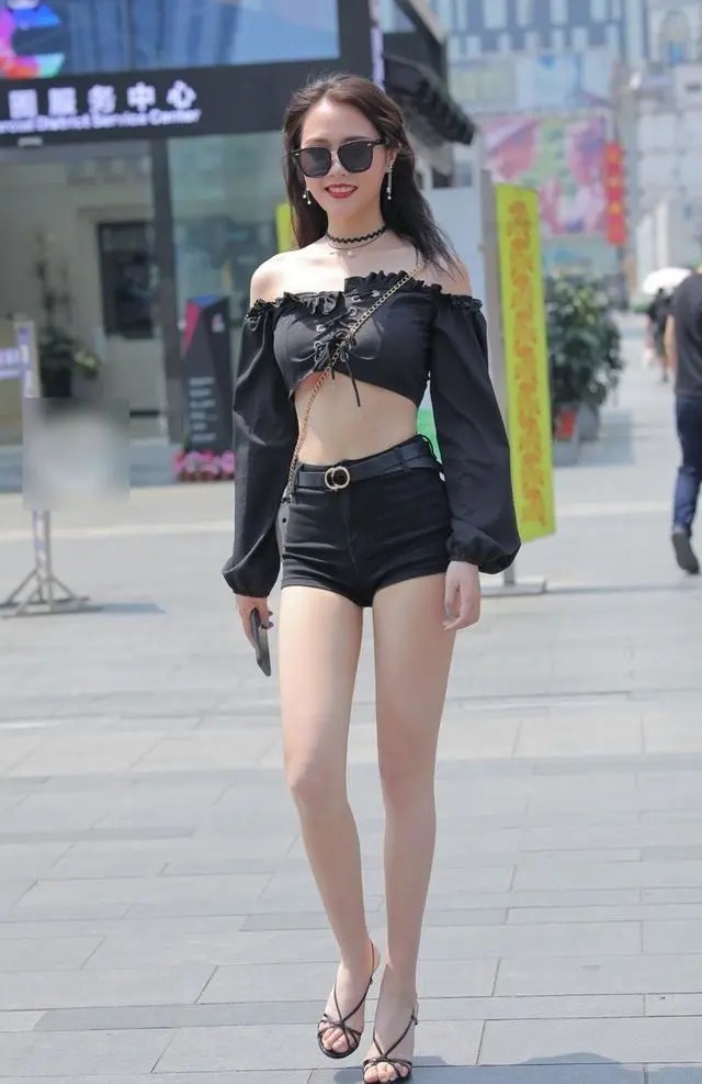 装扮 小姐姐简约风格装扮出的自然美感,给人一种靓丽的感觉