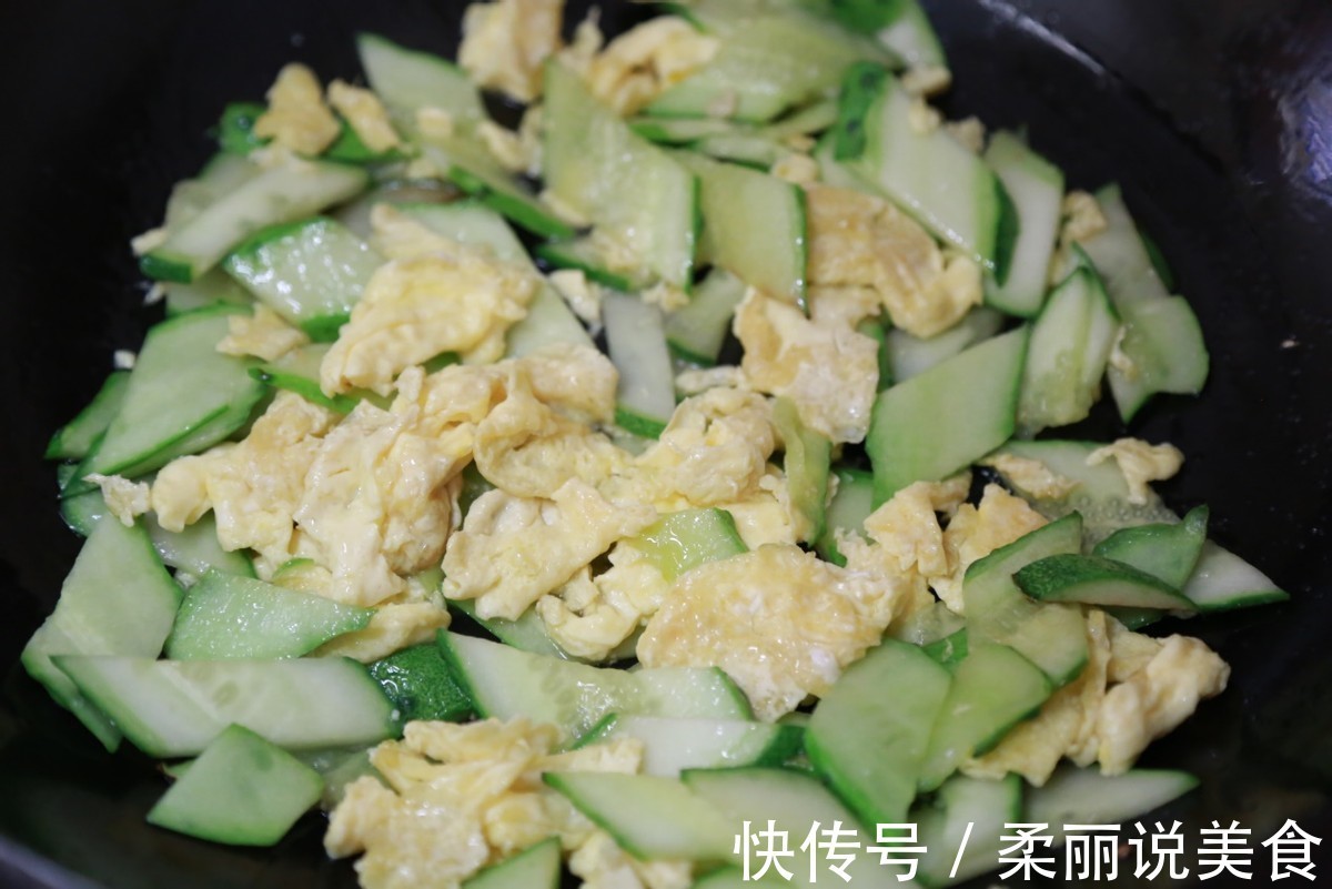 清爽解腻的黄瓜炒鸡蛋，做法简单，10分钟就搞定，开胃又下饭