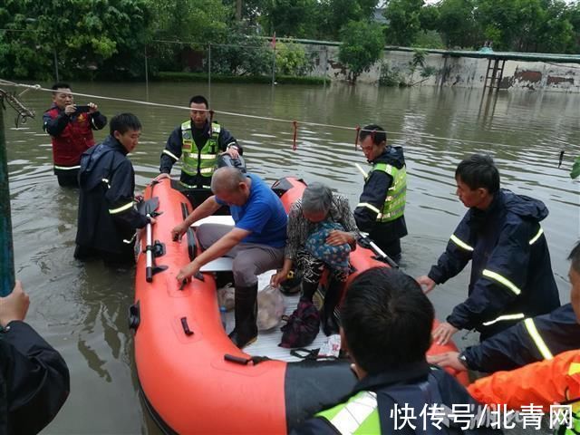 证书|当了4年志愿者，服务超过230次，00后新生带着大摞“爱心证书”来报到