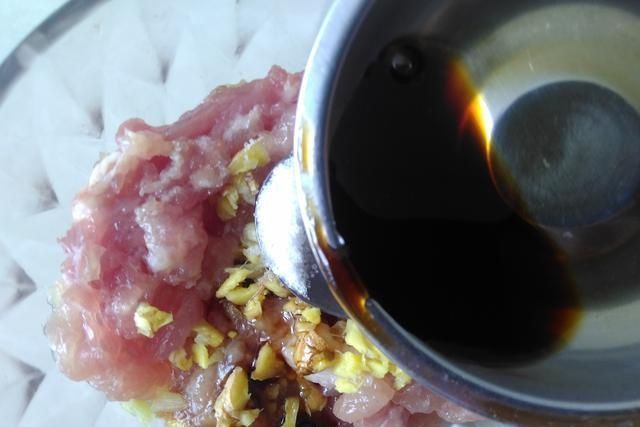 独特|独特的野菜香味,和肉这样搭配做成一道美食,香味闻到都流口水