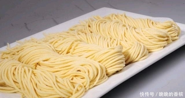 免费|小伙卖“良心”面,10元一份,免费加面,顾客套路太深,吃不起