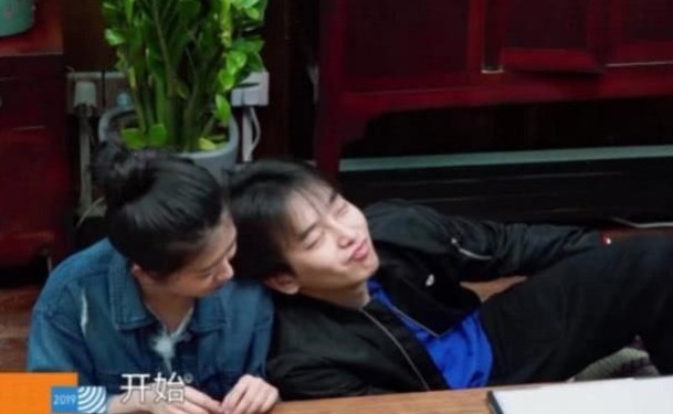 何蓝逗|《向往3》最受宠女嘉宾,何炅和彭昱畅争着靠她肩膀,一脸享受