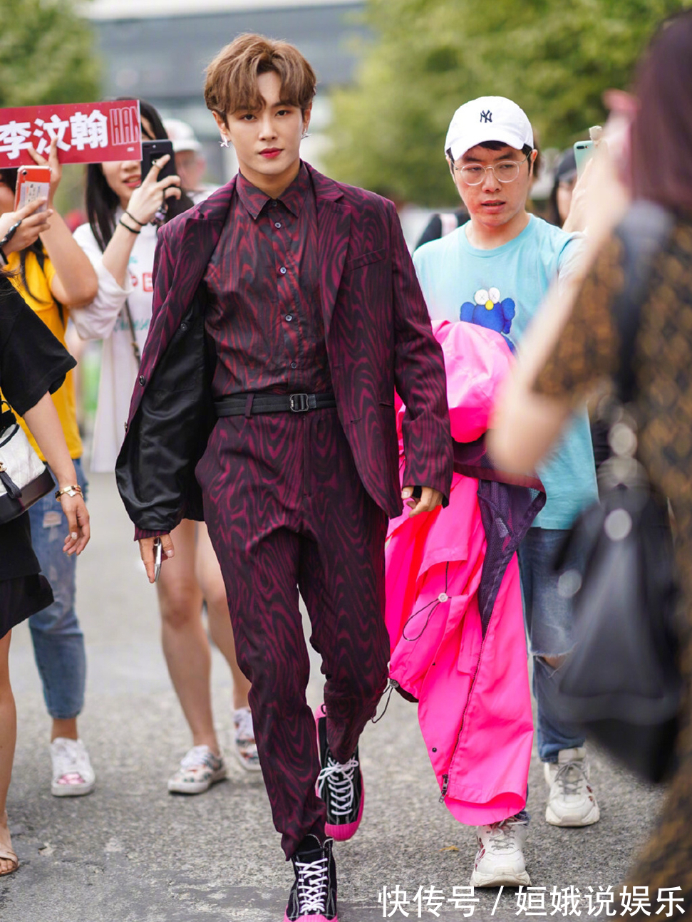 斑馬紋|李汶翰衣品成謎明明西裝造型這么帥，卻還硬要搭配熒光粉斗篷