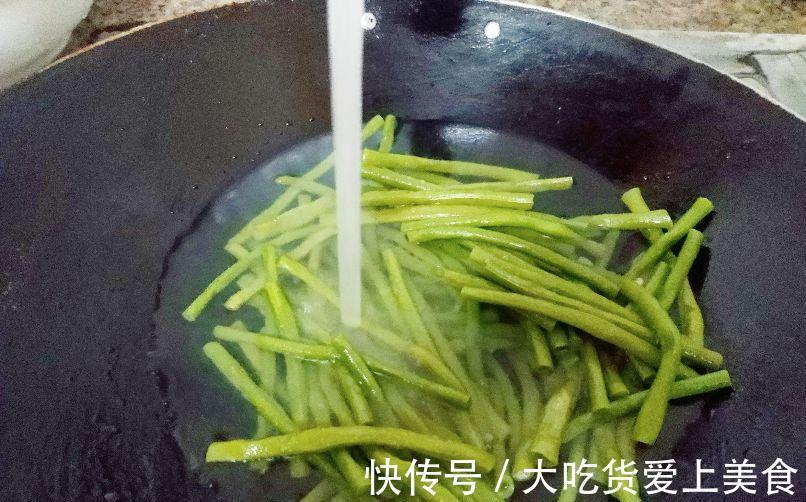 立秋前后豇豆怎么做好吃？加点肉末，去燥营养不丢失