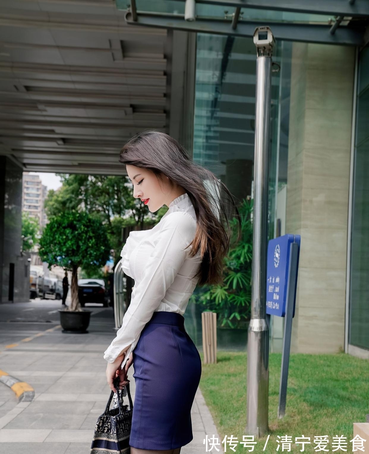 高跟鞋 潮流穿搭:白色衬衫搭配蓝色高腰短裙