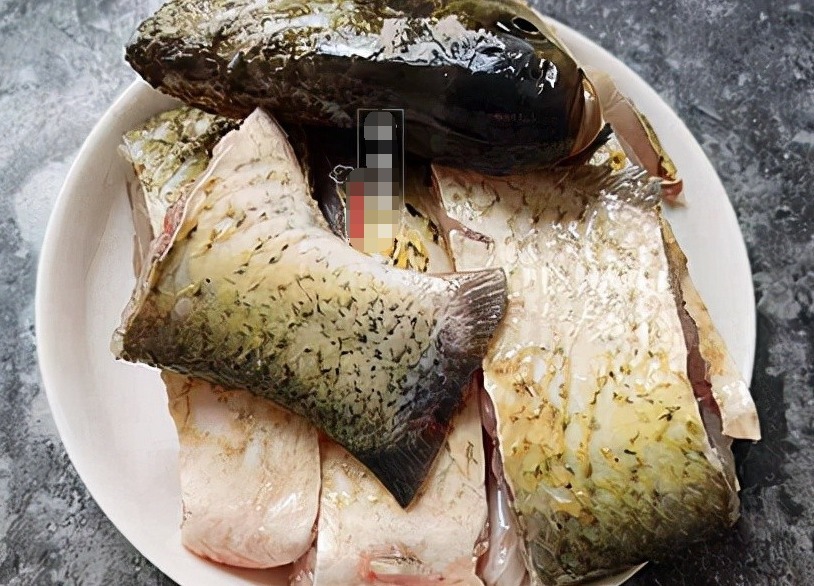 此菜上桌全家都爱吃，食材普通钙质丰富，烧一烧上桌，咸鲜下饭！