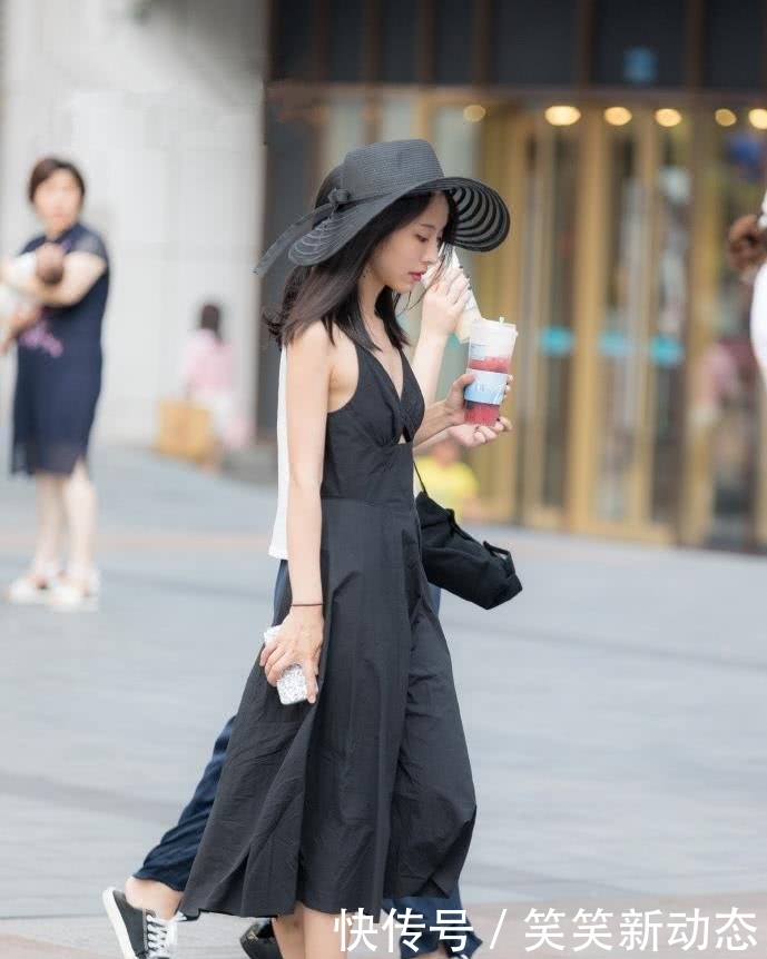 一见倾心|街拍:美女白色上衣搭配牛仔裤,展现妙曼身姿,让人一见倾心