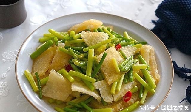 菠菜鱼丸汤|回家给老两口做午餐，虽然简单但营养美味，一家人吃饭就是香