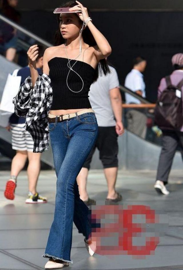 荷叶边 不规则露肩荷叶边玫红裙,凸显身材,展现女神魅力