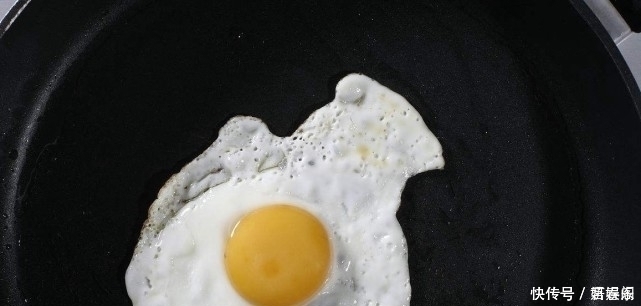 煎荷包蛋时,不要只加油,多加一样东西,鸡蛋不粘锅,吃起来更嫩