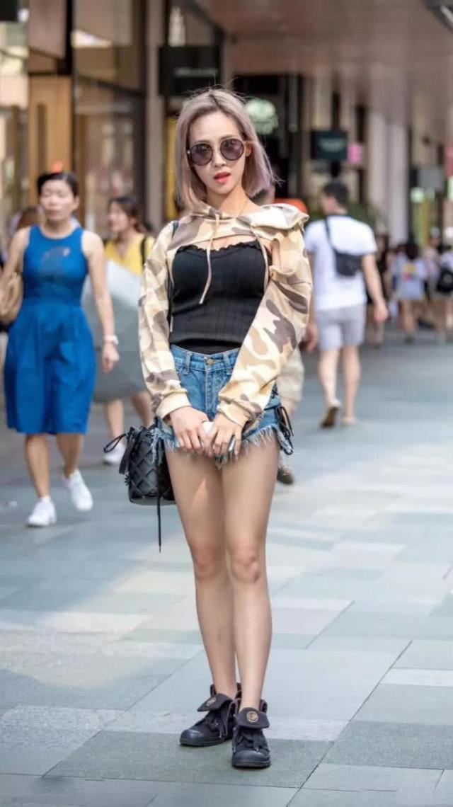 牛仔裤|街拍:美女牛仔热裤搭配针织背心,简单却不失时尚感