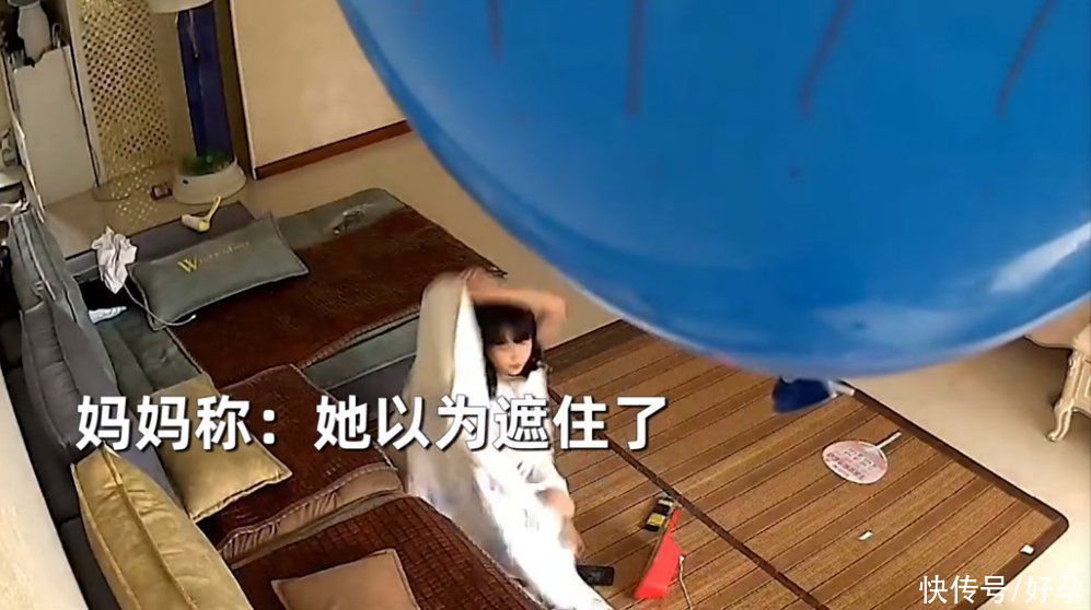 小女孩|暑假期间，熊孩子为看电视和父母“斗智斗勇”上热搜，画面太好玩