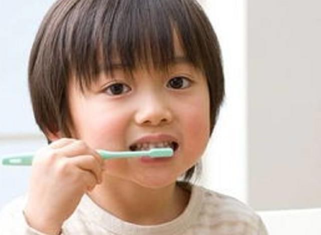 孩子|6岁男娃长“双层牙”,老人的“坏习惯”害了娃,你家有这习惯吗