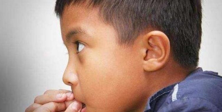 肠胃疾病|3岁小男孩爱啃指甲,妈妈紧急纠正,奶奶:不就吃个手,有啥要紧