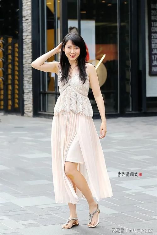 让人多看一眼的裸色衣装美女 粉紫色