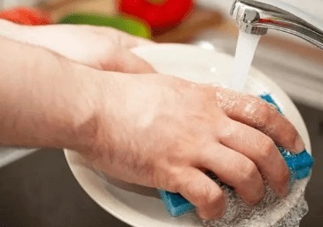 这样洗碗,也许正在、培养细菌,多数家庭中招,劝你趁早改正