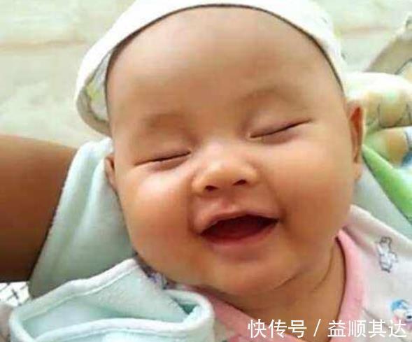 宝妈|小宝宝睡觉时,为何会抿嘴偷笑?背后这三个原因,宝妈别忽视!