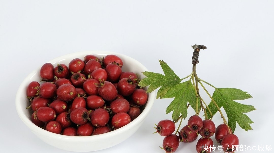 山楂有开胃功效，但不能与海鲜鱼类同食，更不