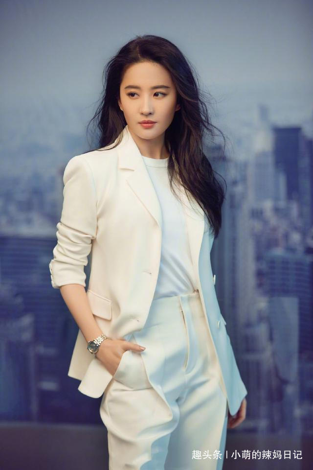 发量|女人过了45岁,烫卷发比留直发更减龄!建议这4款,年轻更显气质