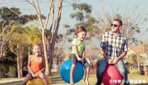 孩子|“最懒爸爸”火了，为偷懒想出哄娃妙招，宝宝一个人玩得不亦乐乎