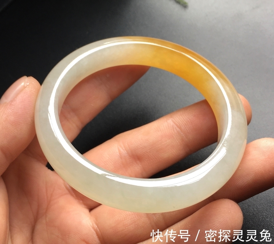 手镯#它自带高贵被称为“金翡翠”,如阳光般的温暖,给人庄重典雅之感