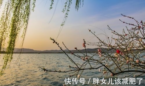 杜甫#山青花欲燃,这个春天,醉倒在唯美古诗词里