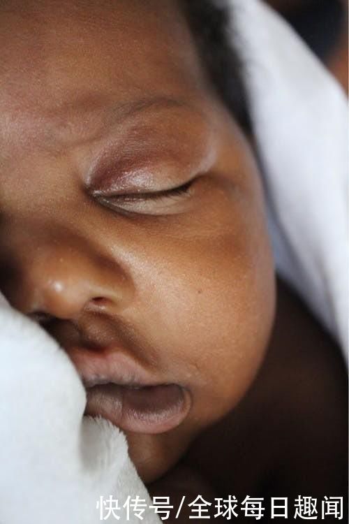 镜报|妈妈家中突然早产，9岁的女孩成功接生了她的小妹妹