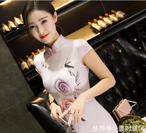 迷人的旗袍，白皙的肌肤如凝脂般泛着光泽，令人着迷