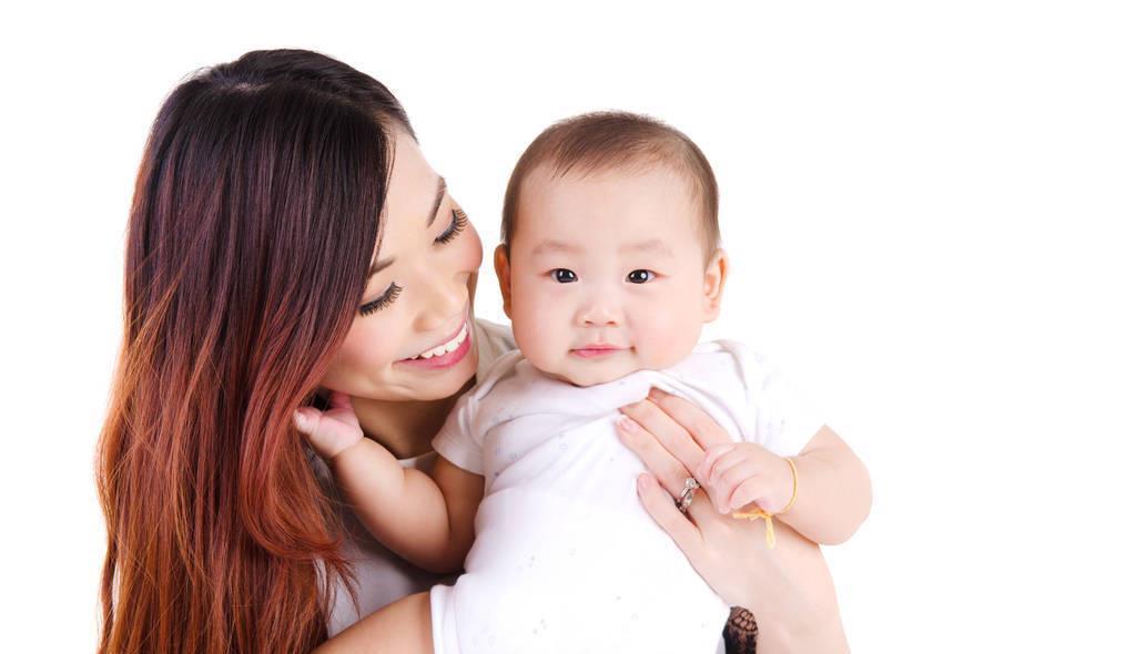 好处|宝宝从小“经常抱”和没人抱,长大后有差距,适当抱孩子好处多