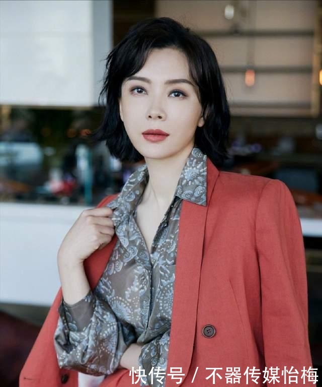 秋冬|老是穿“卫衣+牛仔裤”,容易显得单调,今年秋冬明星都这么穿