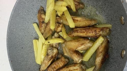 土豆条|8个鸡翅一个大土豆，这种做法最香，香嫩入味，比烧烤还好吃