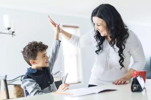 白领|哈佛校长坦言:孩子讨厌读书,家长带他去这三个地方,比打有用