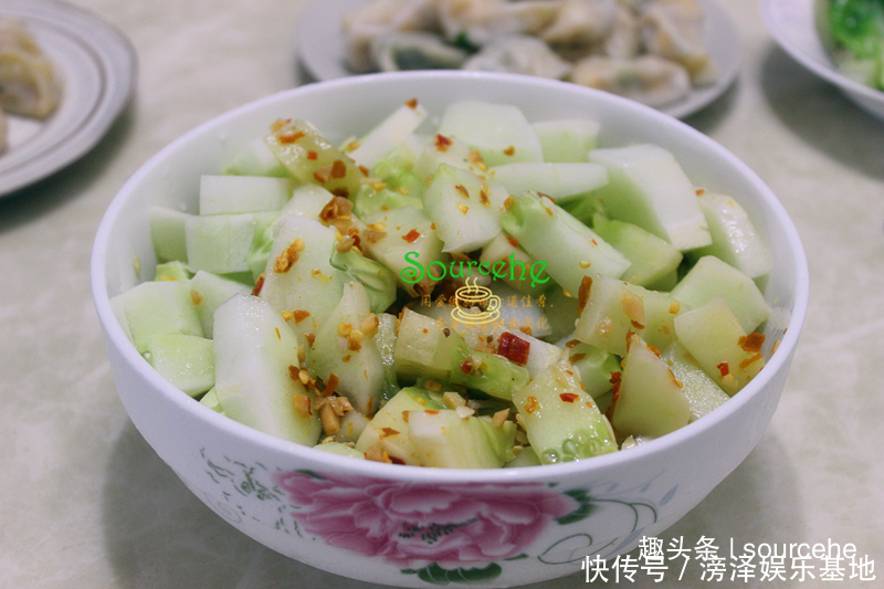 水煮生菜|周末两闺蜜来蹭饭,三人一起下厨,十几分做好,实惠又美味