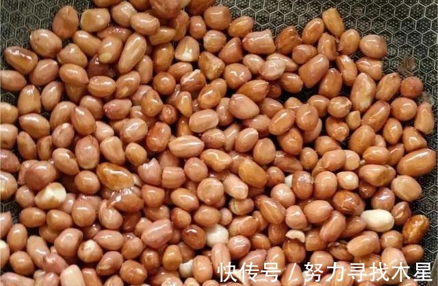 炒花生时,加入这样东西,炒出来花生又香又脆,且放久也不会返潮!
