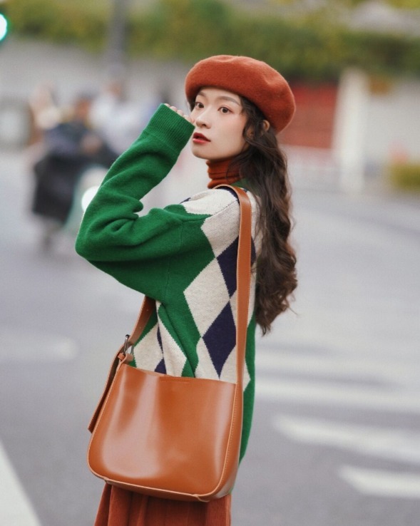 格纹 “针织衫+半裙”才是今冬最火穿搭,简约大方又时髦,照穿准没错