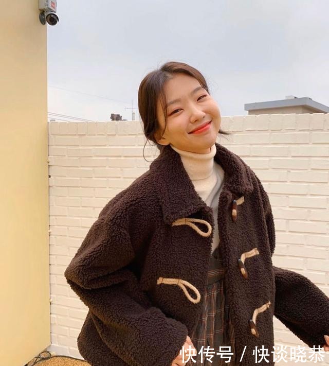  羊羔|别再说“羊羔毛”臃肿显胖了！这样穿！显瘦又高级！