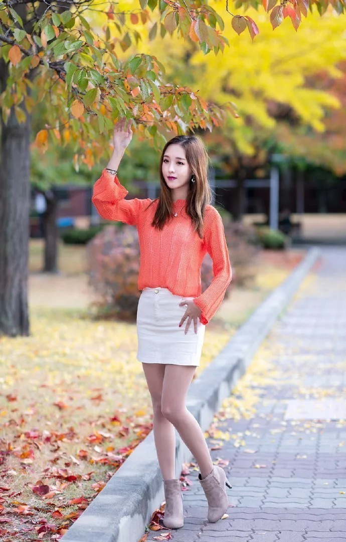 针织衫配包臀裙的小姐姐, 展现高挑身材, 不可避免地被她吸引