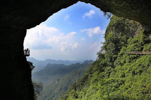 重庆一处原始生态峡谷景区，山体多在海拔1300米以上