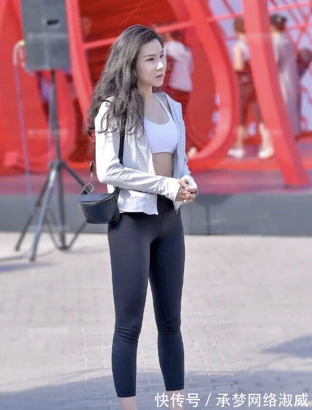 穿搭|穿健美裤显得“老土”?秋季穿搭要多变,既修身又青春时尚!