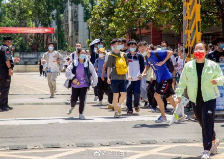 开心|开心！“飞”出考场