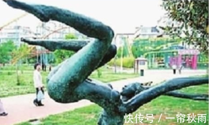 绕道$中国最“另类”的雕像:女人走过低下头,带孩子的市民都绕道离开